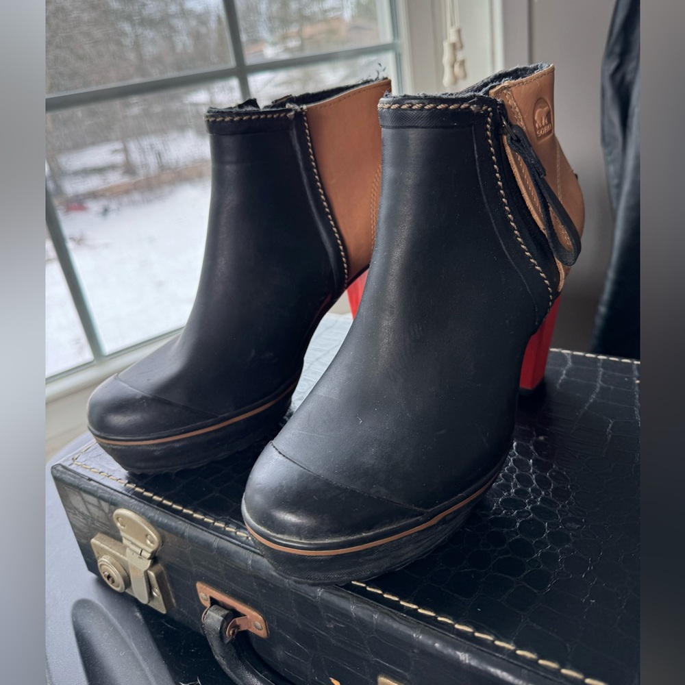 Sorel heeled rain boots with leather black, orange and tan!!!